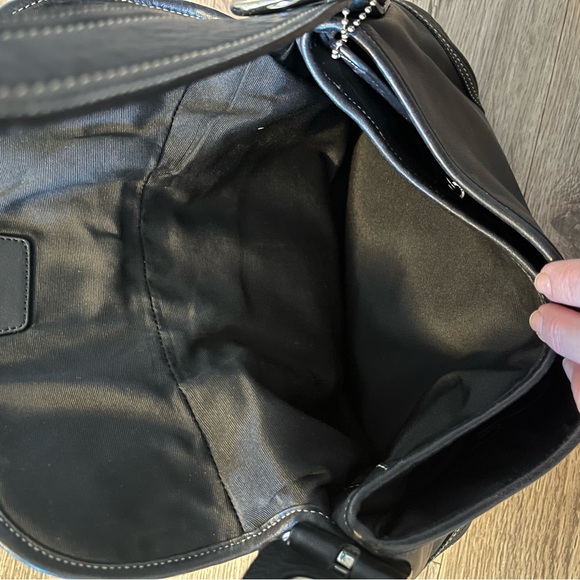 Elegant Black Leather Shoulder Bag - Picture 6 of 9
